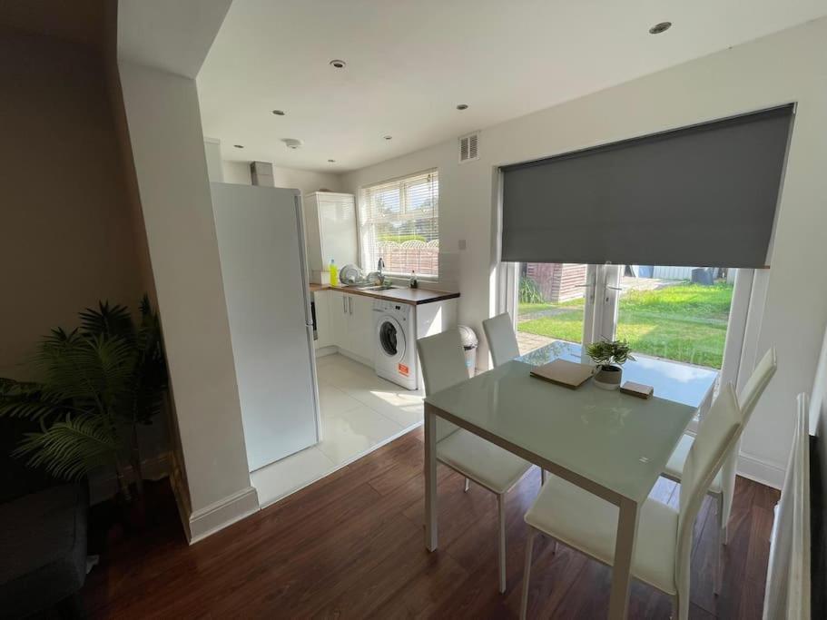 Entire Ground Floor Apartment In Watford Watford  Eksteriør bilde